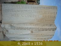 Тунис, Карфаген, бани Антонина, обломок, на котором прочитали имя Антонина, сына городастраны, но не Roma.